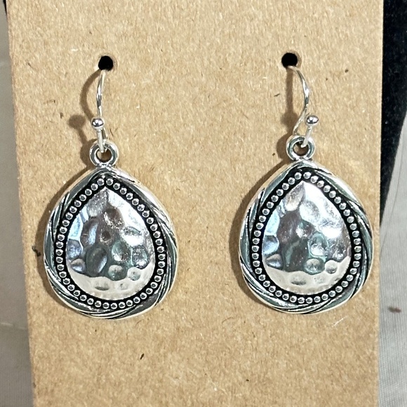 2/$20 Silver Tone Hammered Pear Shape Hook Earrings Retro NWOT - Picture 2 of 11